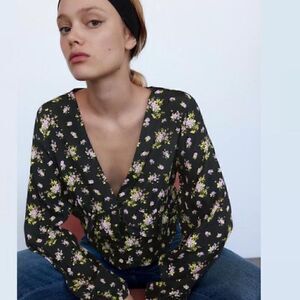 Zara Top Womens Size Medium Cropped Floral print Boho V Neck Blouse  NWT‎